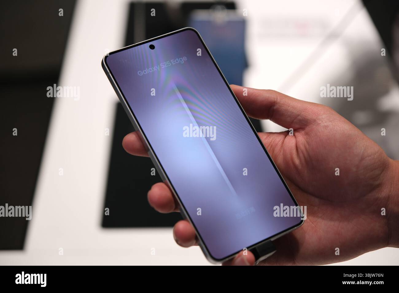 Shanghai, China - 25. Mai 2025: Handheld Samsung Galaxy S25 Edge Telefon Stockfoto