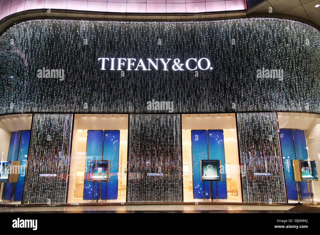 Wuhan, China-2. Februar 2025: Großes Schaufenster für Tiffany & Co Stockfoto