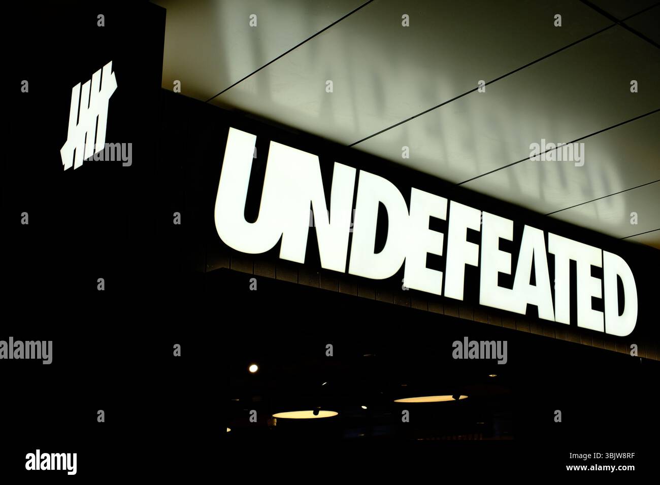 Shanghai, China, 8. Februar 2025: Unbesiegtes Markenlogo im Laden Stockfoto