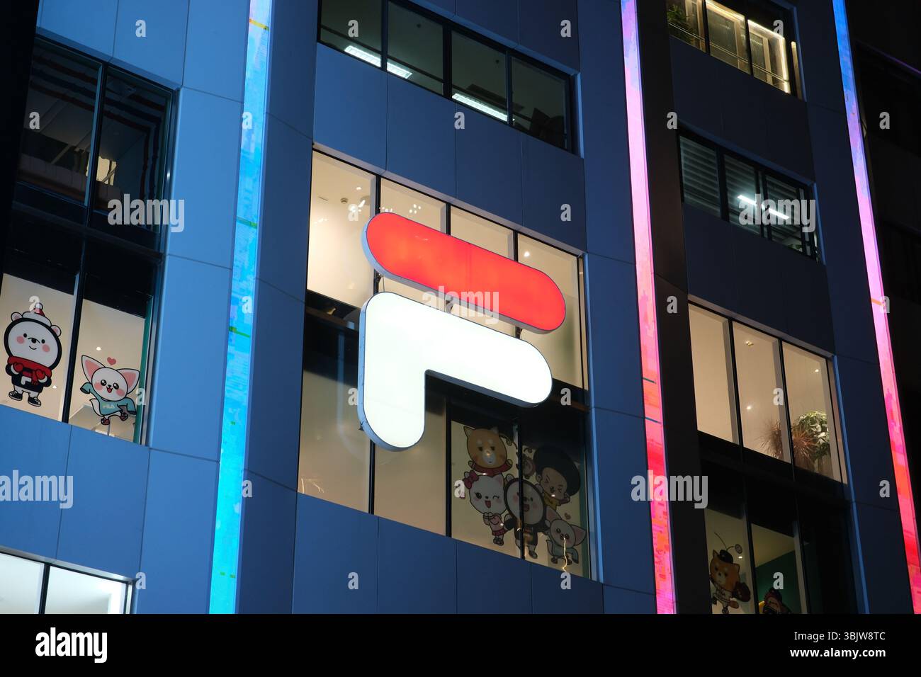 Shanghai, China, 14. Februar 2025: Firmenlogo Fila Stockfoto