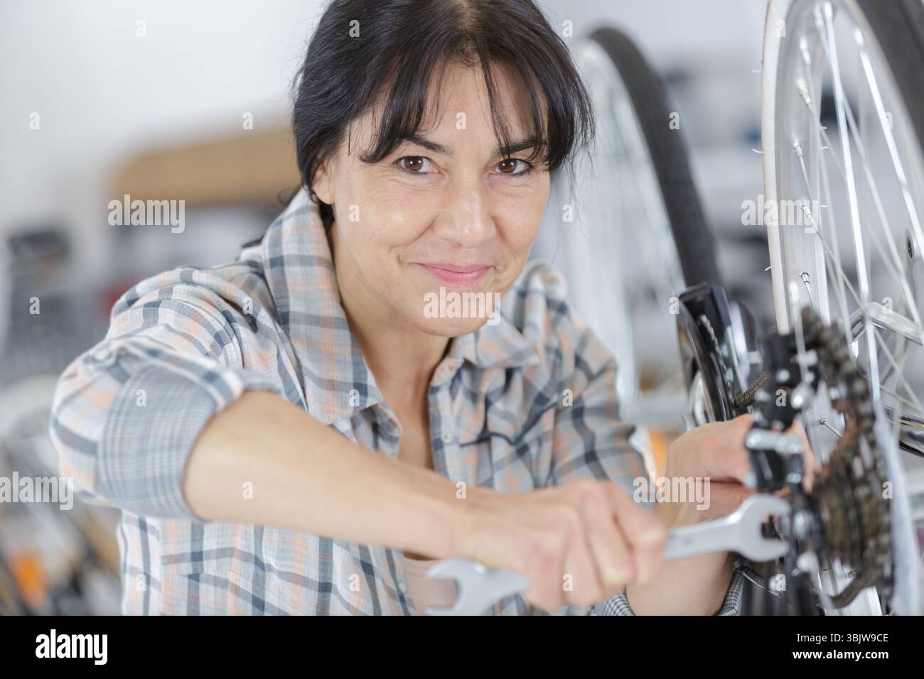 Reifer Fahrradmechaniker in der Werkstatt Stockfoto