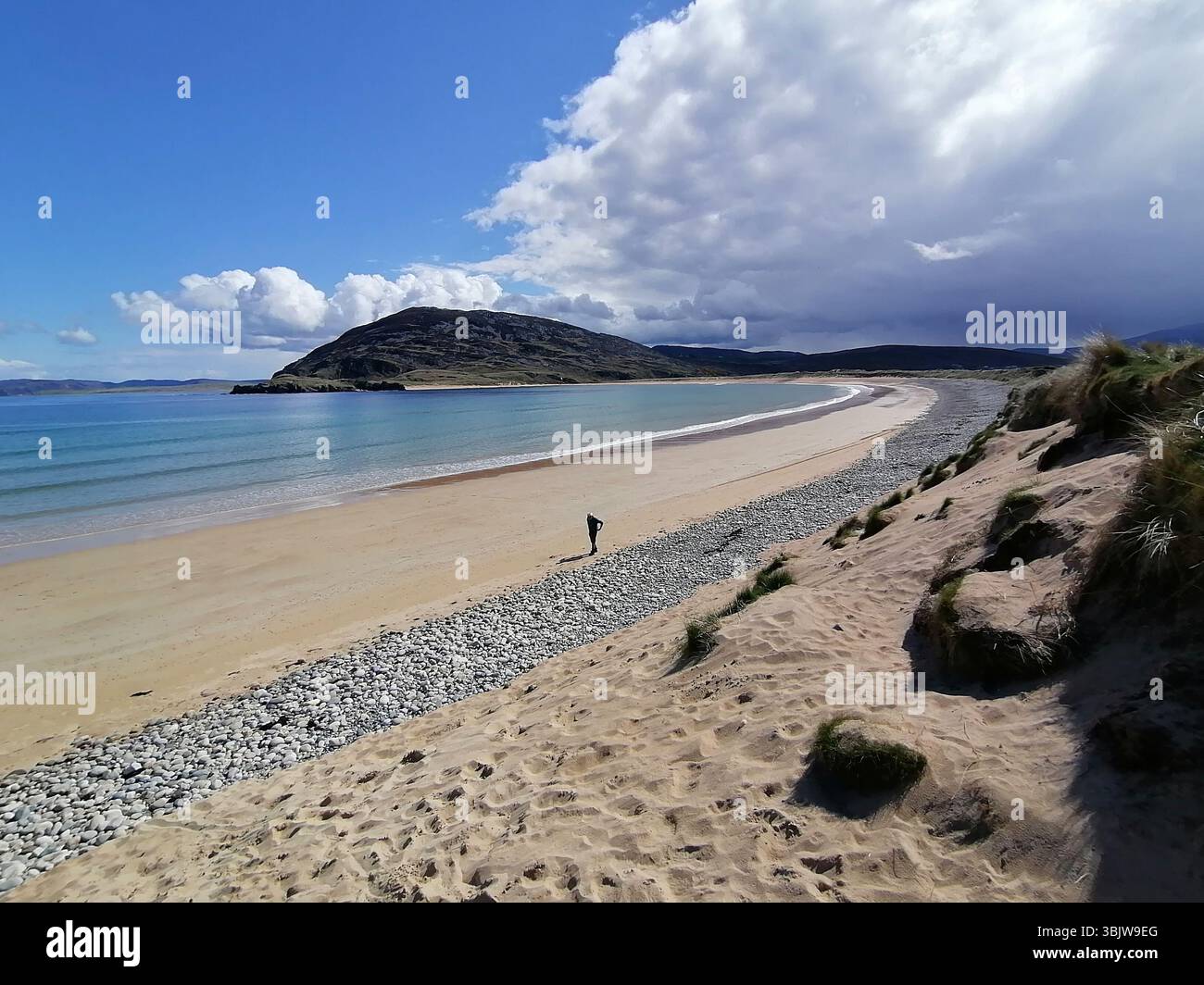 Ein malerischer Blick auf die Tullagh Bay in der Nähe von Clonmany auf der Inishowen Peninsula im County Donegal, Irland. Das Bild zeigt einen weiten Sandstrand. Stockfoto