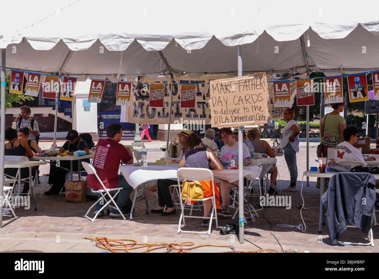 Los Angeles, CA, USA. Juni 2025. Vatertagskarten der Summer of Resistance Coalition für eingewanderte Häftlinge im Fed Building in LA am 3. Tag der 30-tägigen Aktion unter der Leitung von CLUE: Clergy and Laity United for Economic Justice. Sie befinden sich unter einem Zelt in der historischen Placita Olvera Downtown Los Angeles. Mit SEIU 721, Coalition for Humane Immigrant Rights Central American Resource Center (Credit Image: © Amy Katz/ZUMA Press Wire) NUR REDAKTIONELLE VERWENDUNG! Nicht für kommerzielle ZWECKE! Stockfoto