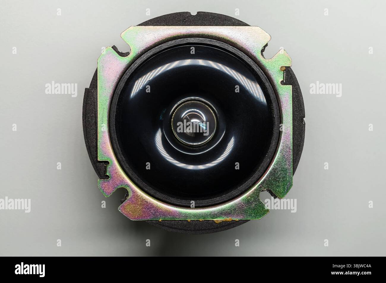 Detaillierte Ansicht eines Lautsprecherbauteils aus Metall mit kreisförmigem Design und polierten Oberflächen, die die technischen Merkmale betonen. Fängt die Ästhetik ein Stockfoto
