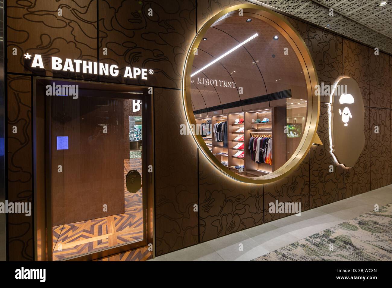 In der Mandarin Gallery Mall befindet sich ein Premium-Shop für Bade Ape, ein Markenartikel für Streetwear, das sich in einer erstklassigen Einzelhandelslage in Orchard Road, Singapur, befindet. Stockfoto