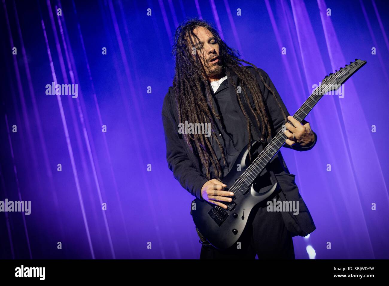 Solvesborg, Schweden. Juni 2025. Die US-amerikanische Nu-Metal-Band Korn gibt ein Live-Konzert während des schwedischen Musikfestivals Sweden Rock Festival 2025 in Solvesborg. Hier ist der Guiarist James Shaffer live auf der Bühne zu sehen. Stockfoto
