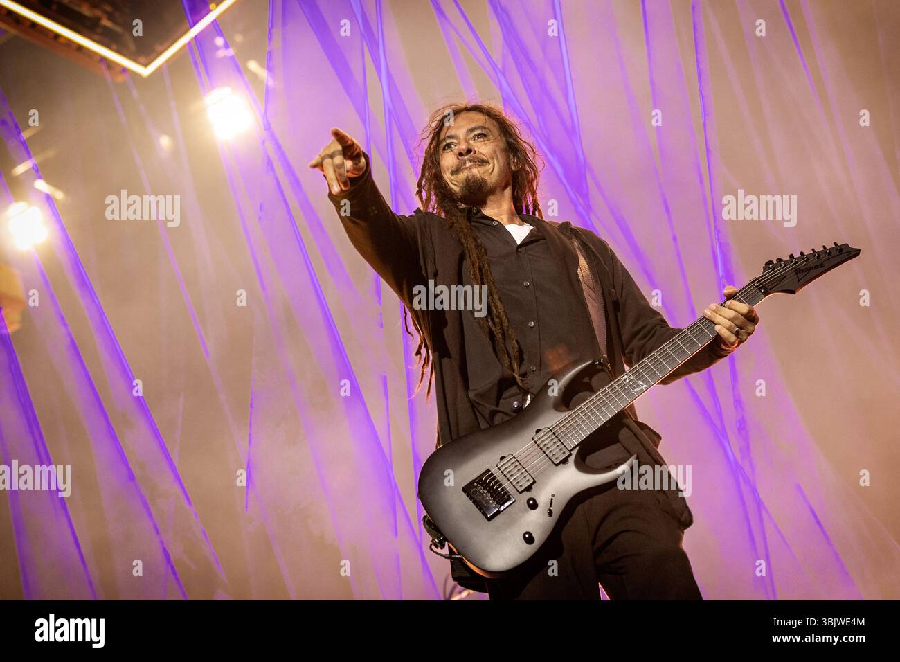 Solvesborg, Schweden. Juni 2025. Die US-amerikanische Nu-Metal-Band Korn gibt ein Live-Konzert während des schwedischen Musikfestivals Sweden Rock Festival 2025 in Solvesborg. Hier ist der Guiarist James Shaffer live auf der Bühne zu sehen. Stockfoto