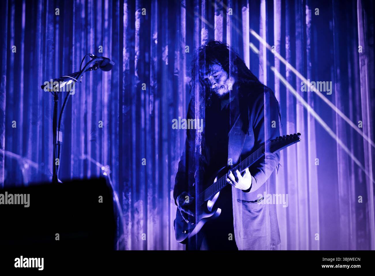 Solvesborg, Schweden. Juni 2025. Die US-amerikanische Nu-Metal-Band Korn gibt ein Live-Konzert während des schwedischen Musikfestivals Sweden Rock Festival 2025 in Solvesborg. Hier ist der Guiarist James Shaffer live auf der Bühne zu sehen. Stockfoto