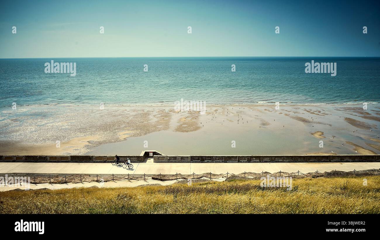 Radfahren entlang der unteren Promenade in Blackpool, Großbritannien Stockfoto
