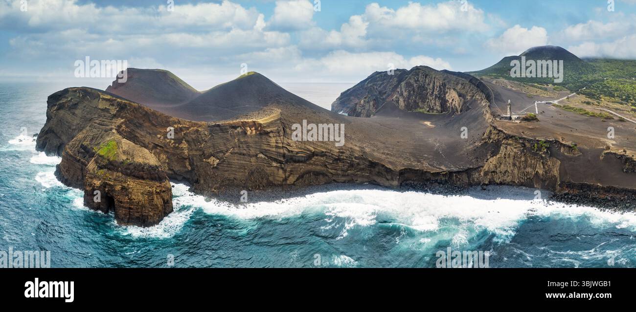 Aus der Vogelperspektive Capelinhos Vulkan, Leuchtturm der Ponta dos Capelinhos Küste auf Faial Insel Stockfoto