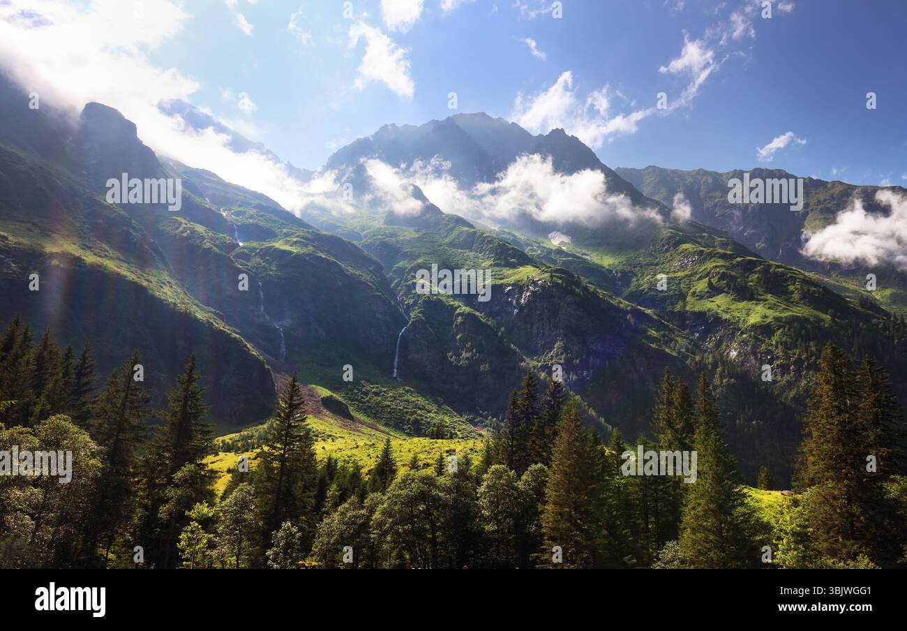 Herrliche Tour Hintersee mit Wasserfällen und österreichischen Alpen, hohe Tauern Landschaft mit Berg und See Stockfoto