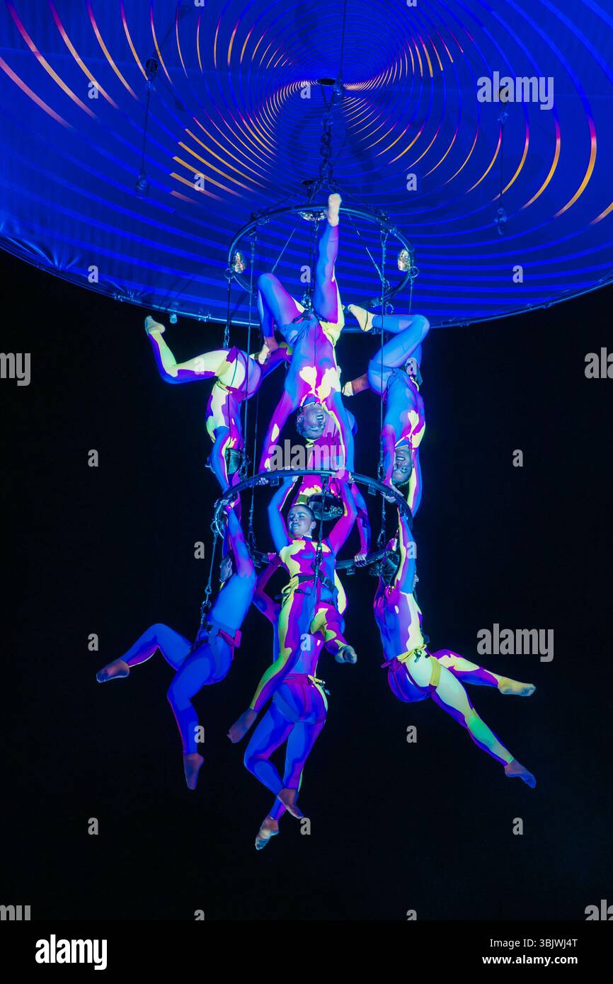 Nahaufnahme von NEXUS-Künstlern, die unter einer spiralförmigen Scheibe in Salamanca, Spanien, aufgehängt sind und eine ausdrucksstarke Choreografie zeigen Stockfoto