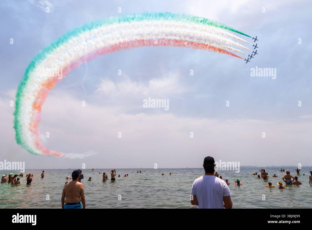 Die italienische Air Force Frecce Tricolori zeigt ein Team, das während der AIRE25 Airshow die Nationalfarben auf einer langen Rauchspur über dem Mar Menor durchquert. Menge Stockfoto