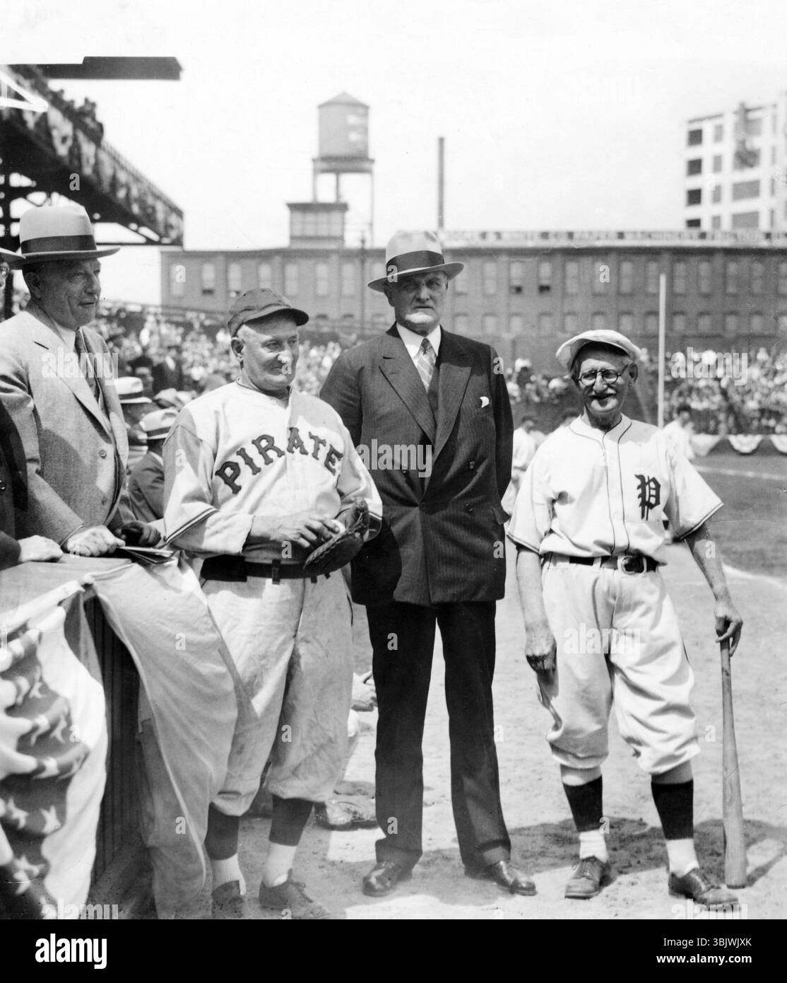 Der legendäre Baseballspieler der Pittsburgh Pirates, Honus Wagner, mit dem NL-Präsidenten John Heydler und anderen Stockfoto