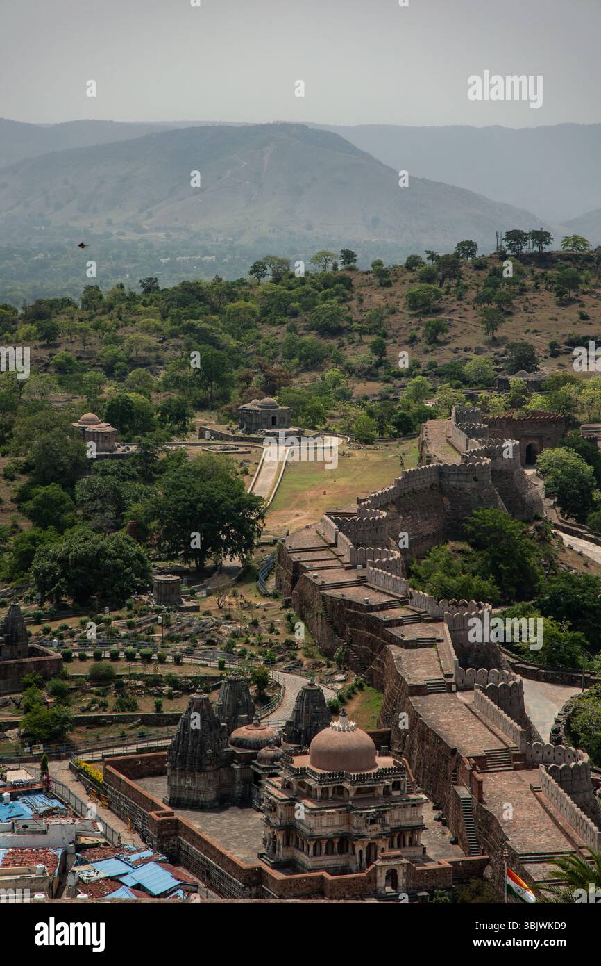 Das Fort Kumbhalgarh, das zum UNESCO-Weltkulturerbe gehört, verfügt über beeindruckende Mauern und Tempel in den Aravalli-Hügeln von Rajasthan, die eine reiche Geschichte widerspiegeln Stockfoto