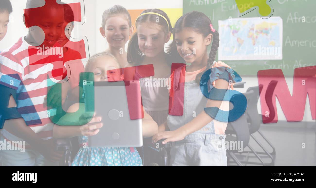 Lächelnde sieben Klassenkameraden, die sich in der Klasse um das Tablet lehnen, mit einer Weltkarte und Puzzle-Formen Stockfoto