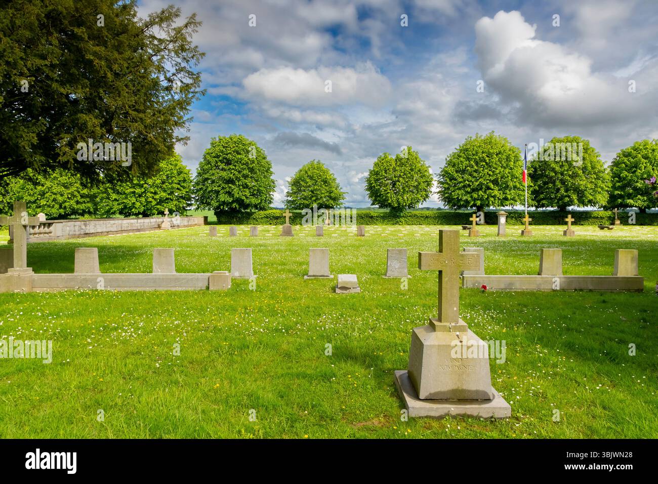 Lemé (Nordfrankreich): Nationale Nekropole von Le Sourd, französischer und deutscher Militärfriedhof, Grabstätte der Schlacht am St. Quentin-Kanal während Wor Stockfoto