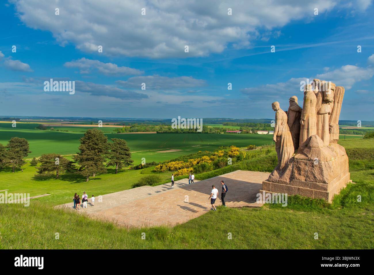 Oulchy-le-Château, Chalmont-Hügel (Nordfrankreich): Paul Landowskis „Les fantômes“-Denkmal, errichtet zum Gedenken an Soldaten, die gestorben oder verschwunden sind Stockfoto
