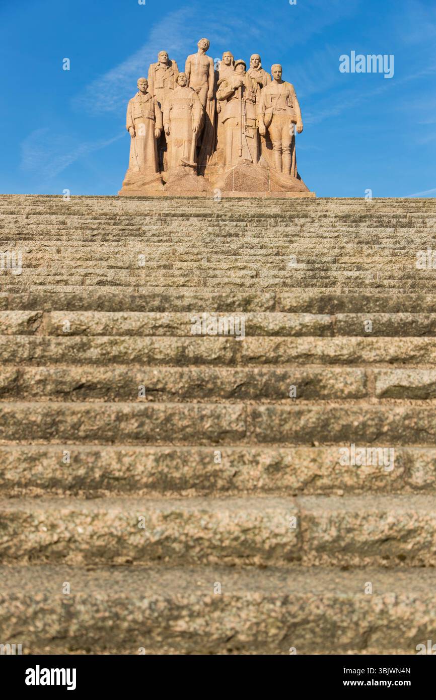Oulchy-le-Château, Chalmont-Hügel (Nordfrankreich): Paul Landowskis „Les fantômes“-Denkmal, errichtet zum Gedenken an Soldaten, die gestorben oder verschwunden sind Stockfoto
