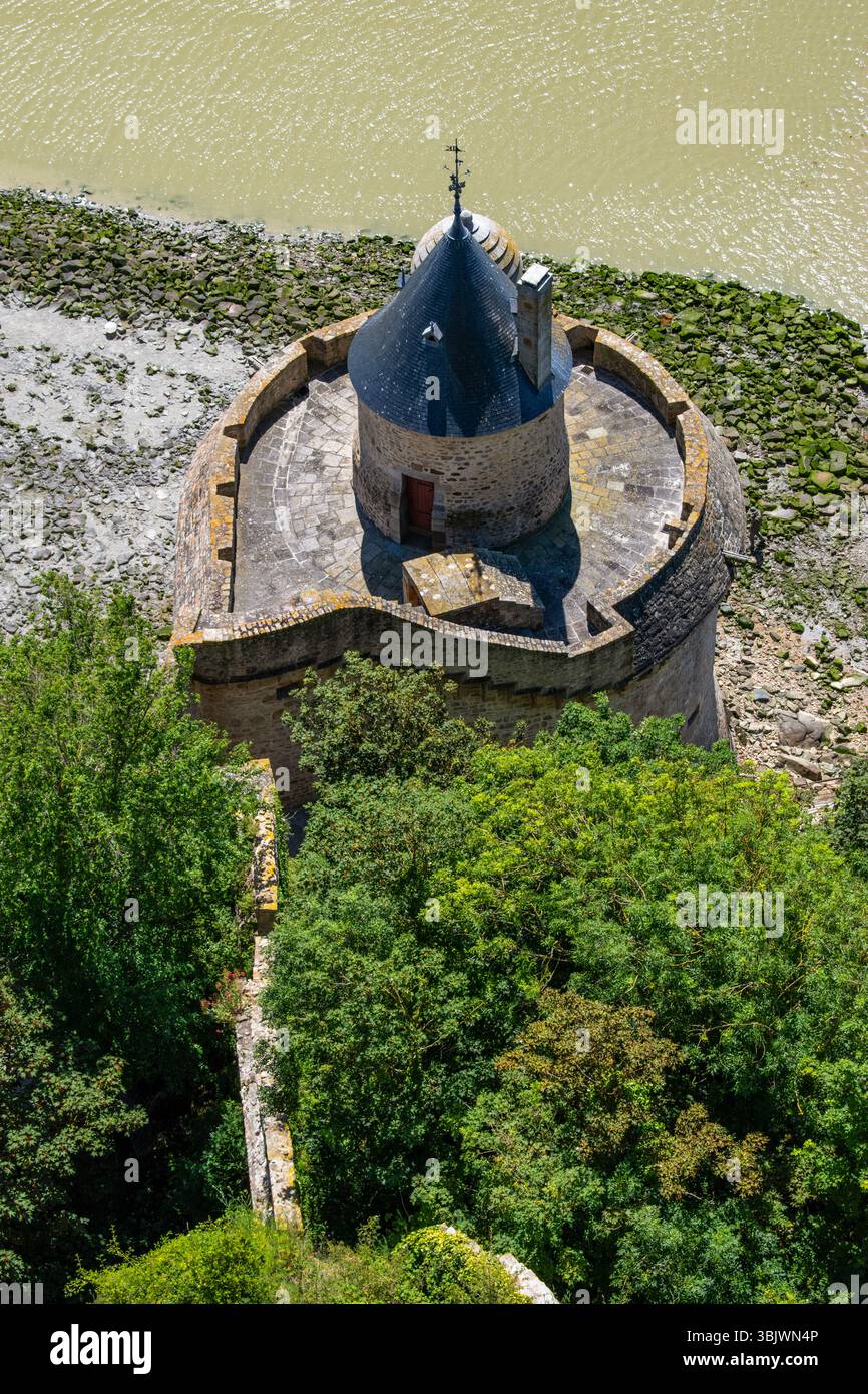 Frankreich: Gebäude und Befestigungsanlagen des Mont Saint Michel, Felseninsel mit normannischer Benediktinerabtei St. Michel auf dem Gipfel und mittelalterlicher Stadt Stockfoto