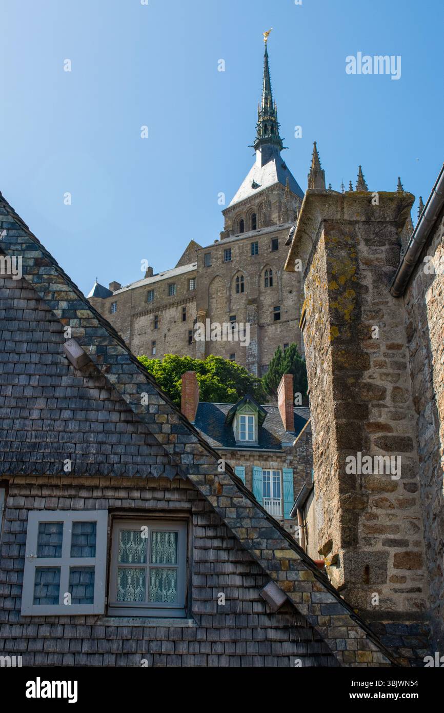 Frankreich: Gebäude und Befestigungsanlagen des Mont Saint Michel, Felseninsel mit normannischer Benediktinerabtei St. Michel auf dem Gipfel und mittelalterlicher Stadt Stockfoto