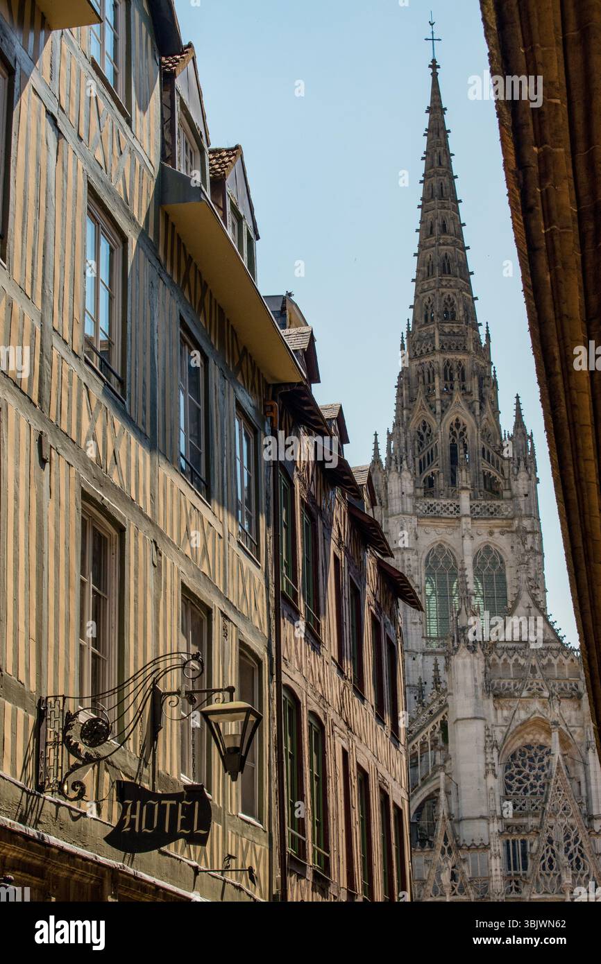 Frankreich: Gasse in Rouen, Stadt an der seine, auf deren Boden Jeanne d'Arc am 30. Mai 1431 bei lebendigem Leib verbrannt wurde, Blick auf die Kathedrale Notre Dame de Rouen Stockfoto