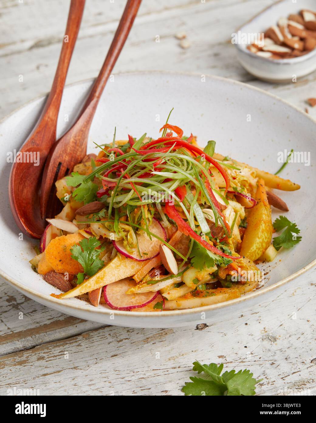 Frischer napa-Kohl mit knusprigen Karotten und süßer Birne – ein leichtes und farbenfrohes Gericht auf Pflanzenbasis, perfekt für ein rohes veganes Mittagessen oder einen gesunden Beilagensalat. Stockfoto