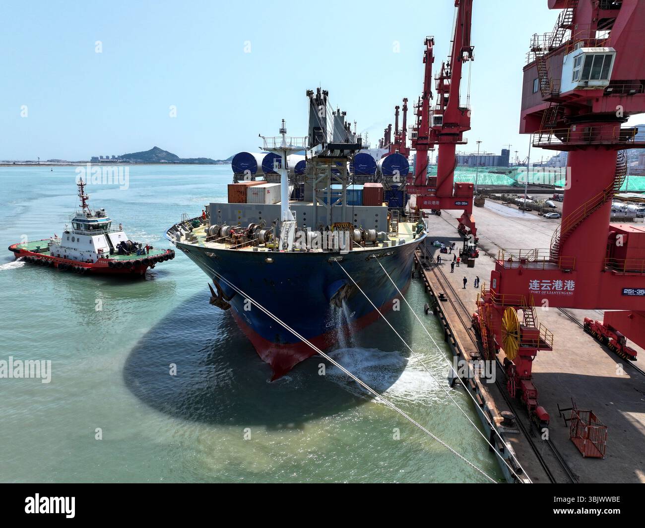 Ein Seeschiff lädt Windkraftanlagen für den Export ins Ausland in der Stadt Lianyungang, Provinz Jiangsu, China am 17. Juni 2025. Stockfoto