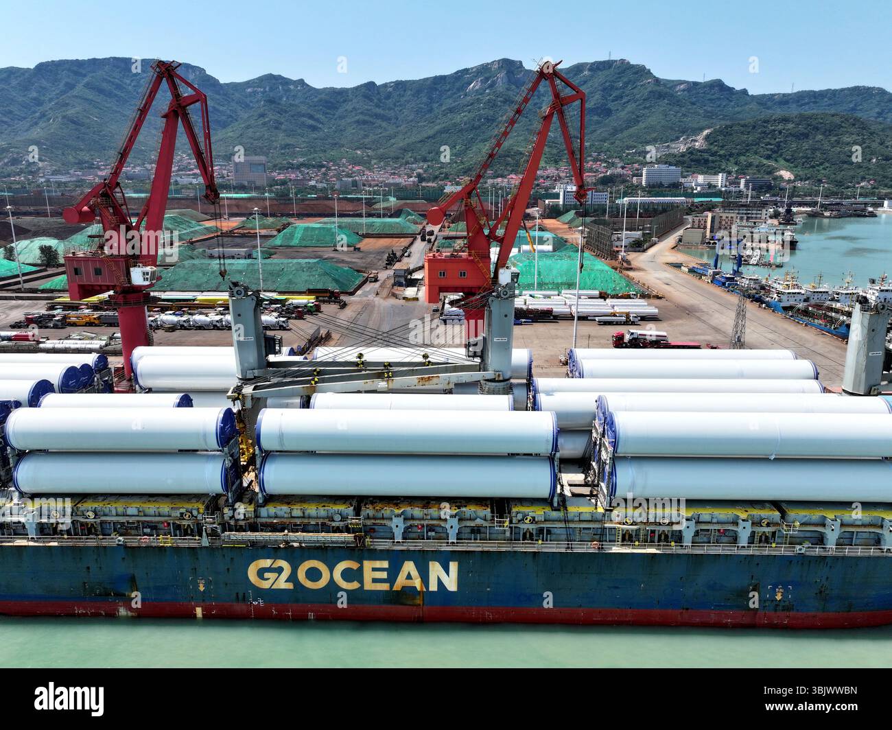 Ein Seeschiff lädt Windkraftanlagen für den Export ins Ausland in der Stadt Lianyungang, Provinz Jiangsu, China am 17. Juni 2025. Stockfoto