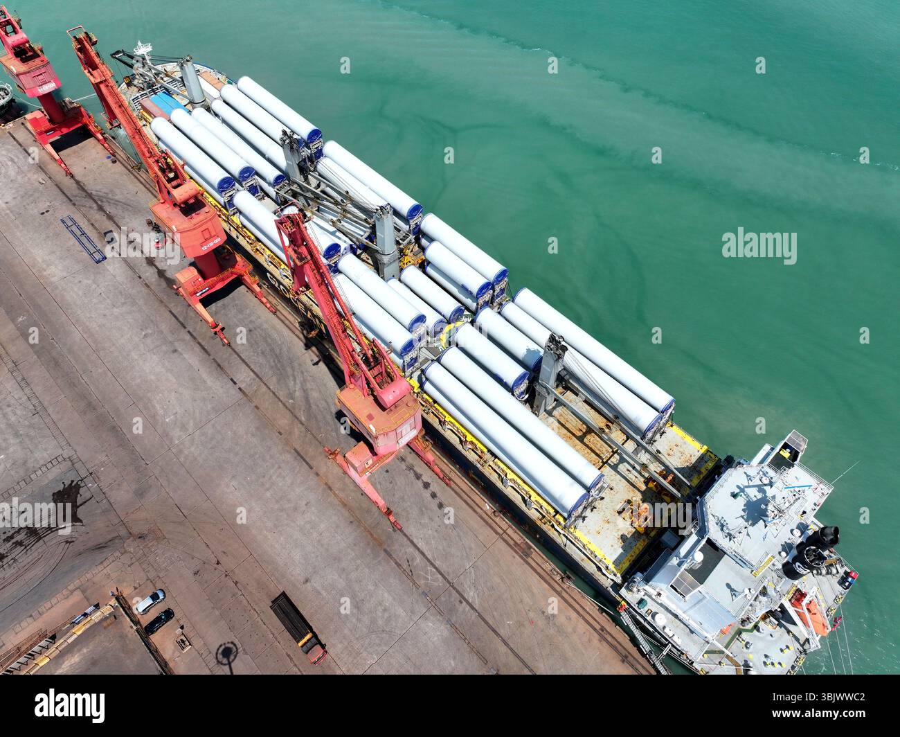 Ein Seeschiff lädt Windkraftanlagen für den Export ins Ausland in der Stadt Lianyungang, Provinz Jiangsu, China am 17. Juni 2025. Stockfoto