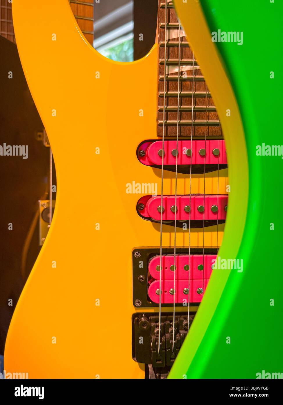 Bunte E-Gitarren in einem Geschäft. Stockfoto