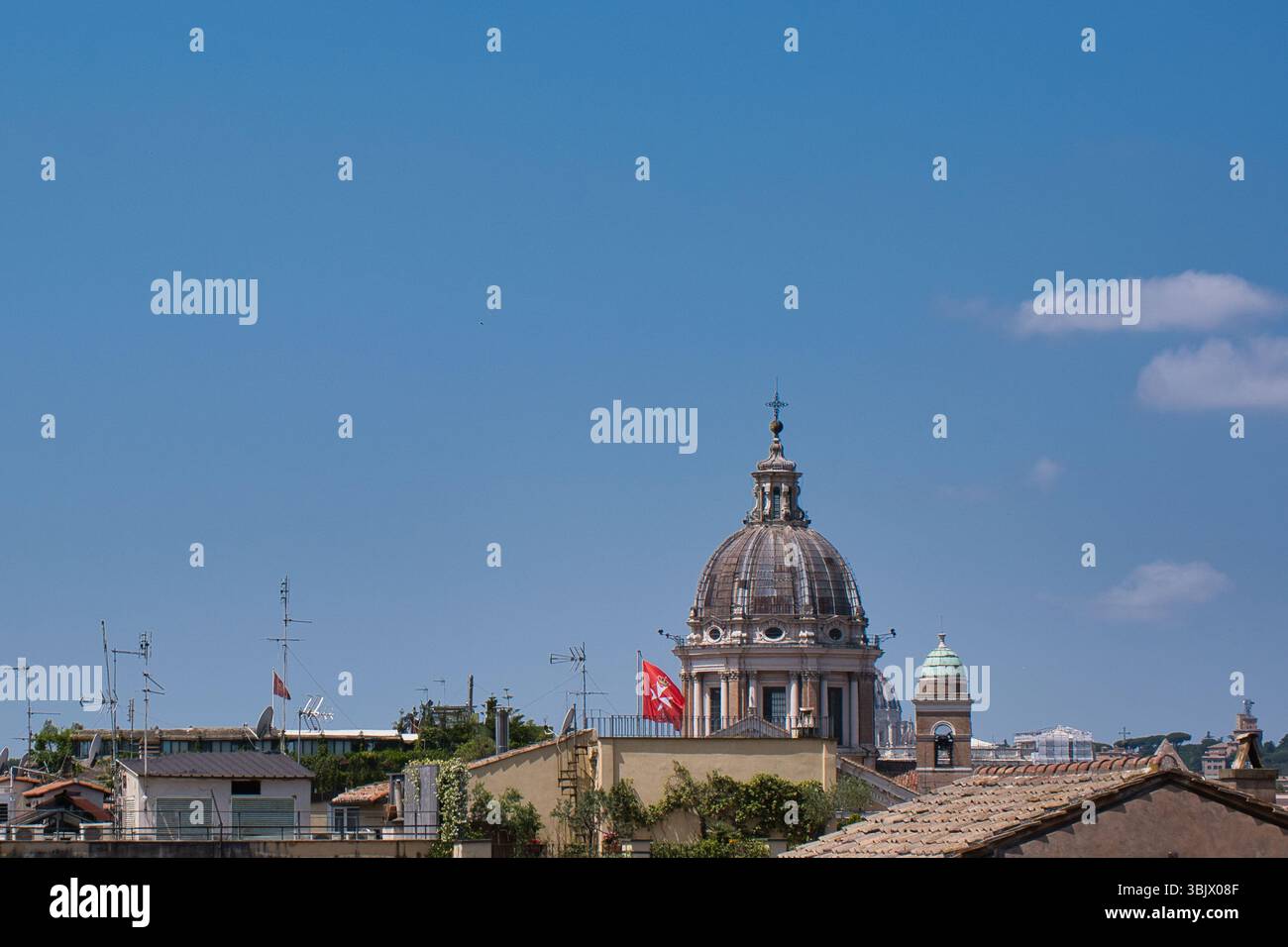 Ein Blick von der Spitze der Spanischen Treppe mit Blick auf die Stadt Rom und die Flagge der Ritter von Malta Stockfoto