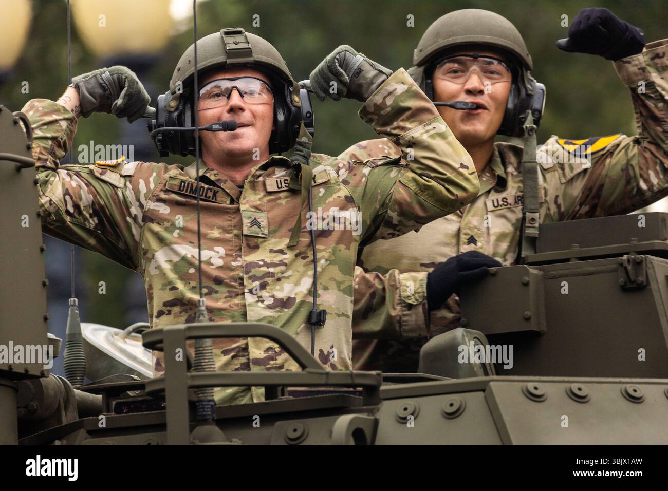 Soldaten, die der 1. Kavallerie-Division zugeteilt wurden, bewegen sich auf einem gepanzerten Fahrzeug während der Parade zum 250. Geburtstag der Armee in Washington, D.C. am 14. Juni 2025. Ihre temperamentvolle Energie spiegelte den Stolz und die Stärke der aktuellen Generation von Kriegskämpfern der Armee wider. (Foto der US-Armee von Stabsleiter Rene Rosas) Stockfoto