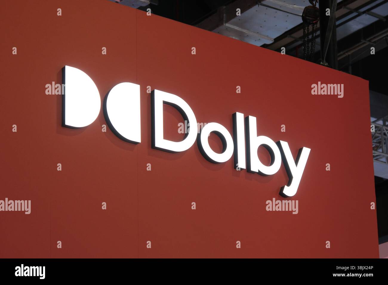 Shanghai, China - 26. April 2025: Logo der Marke Dolby Stockfoto