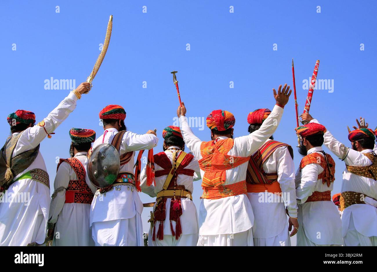 Indische Männer in traditioneller Kleidung, die an Mr Stockfoto