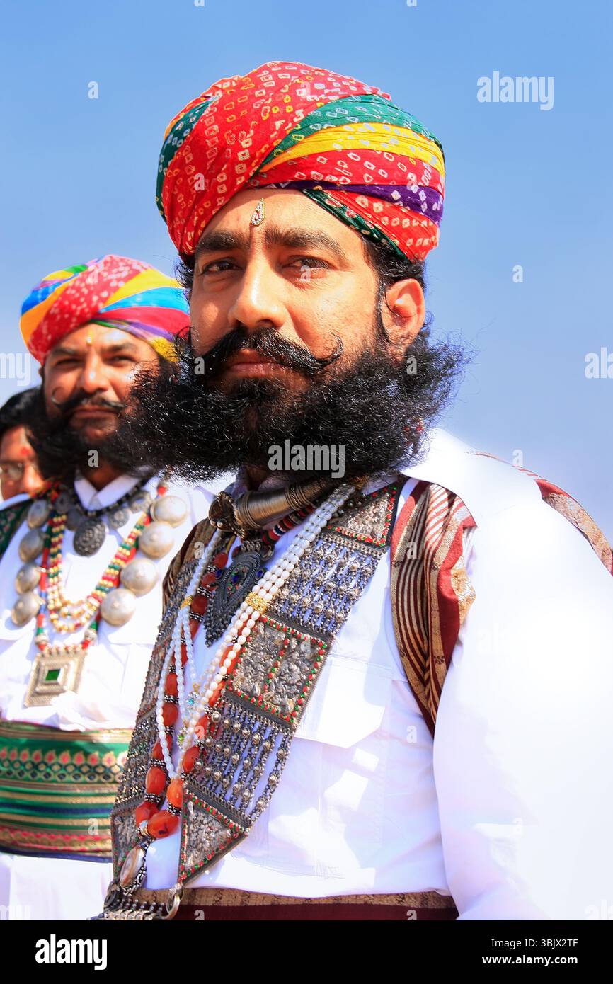 Indische Männer in traditioneller Kleidung, die an Mr Stockfoto