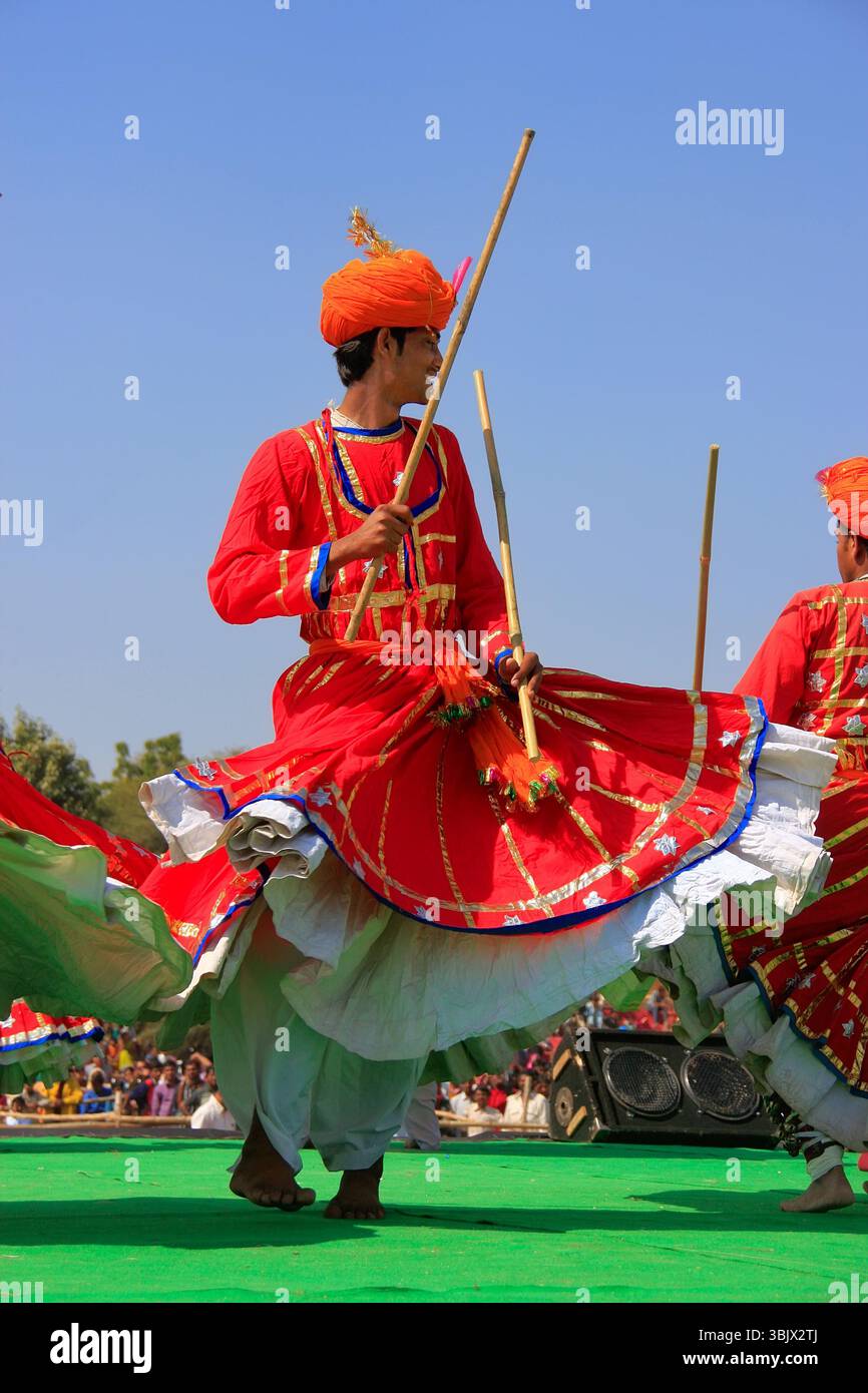 Indische Männer in traditionellen Kleidern tanzen im Deser Stockfoto