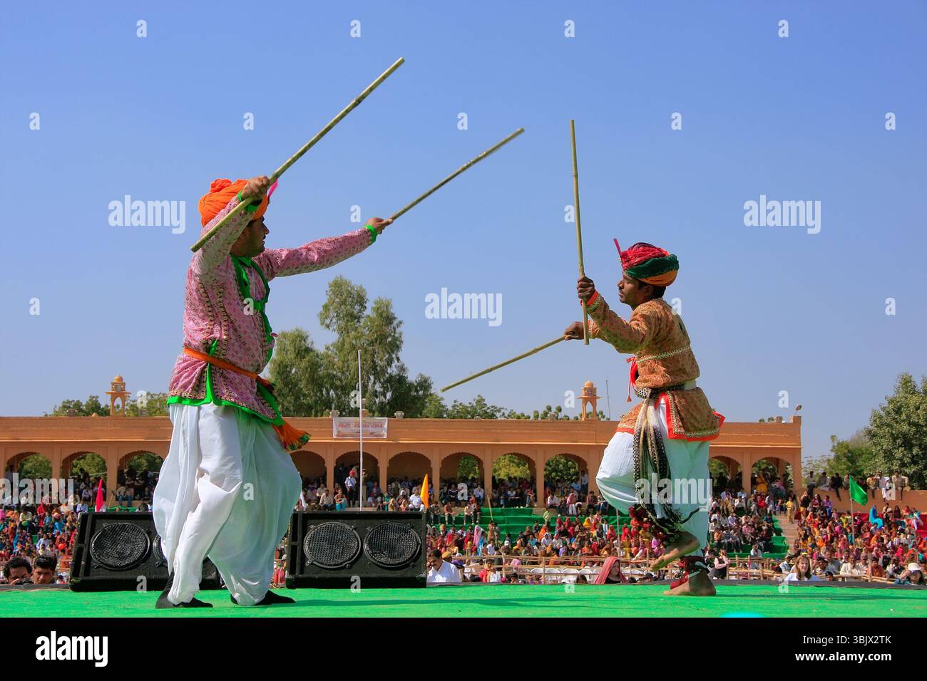 Indische Männer in traditionellen Kleidern tanzen im Deser Stockfoto