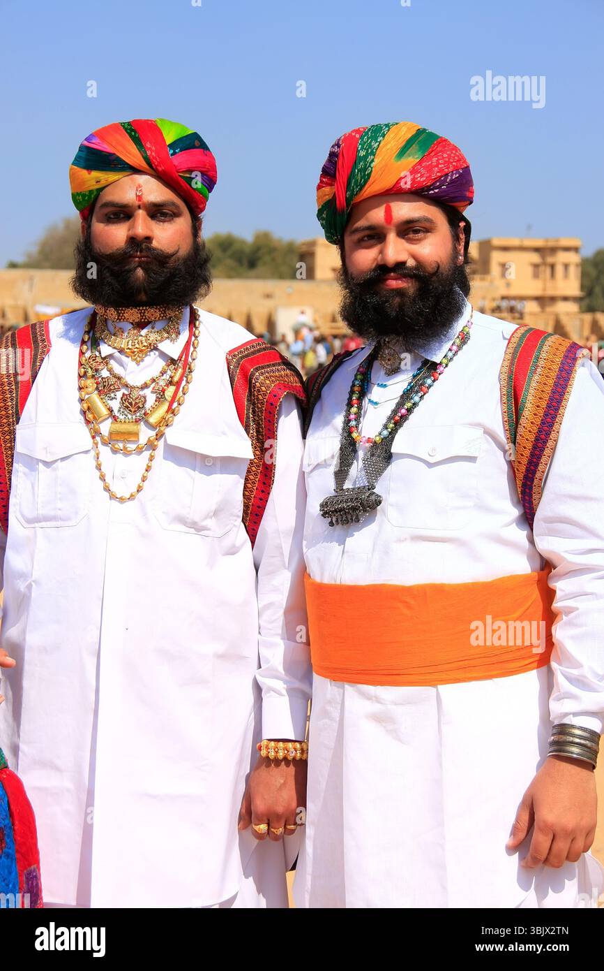 Indische Männer in traditioneller Kleidung, die an Mr Stockfoto