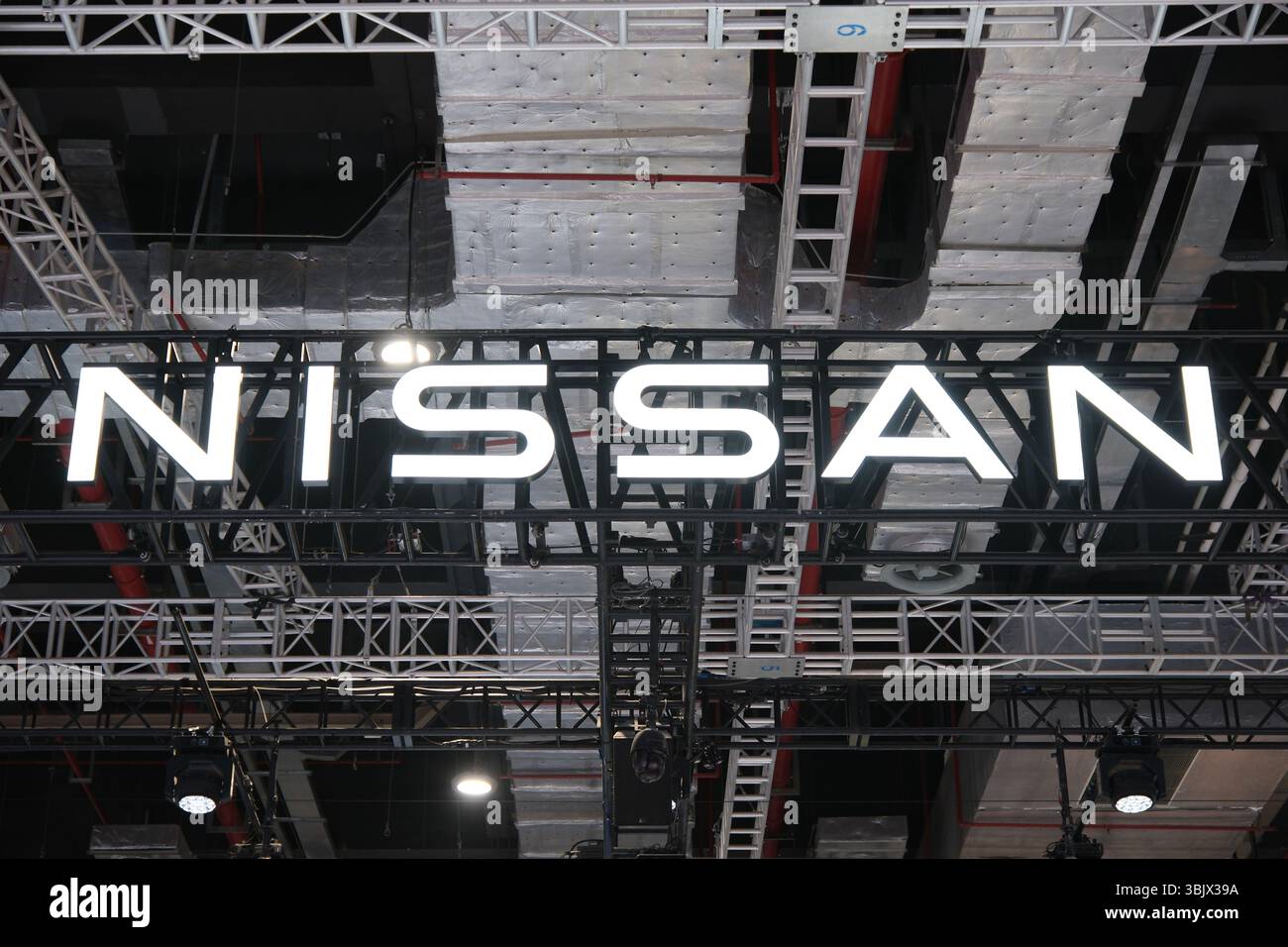 Shanghai, China - 26. April 2025: Markenlogo des Unternehmens Nissan Stockfoto