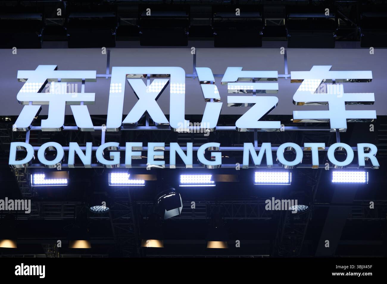 Shanghai, China, 26. April 2025: Firmenlogo der Dongfeng Motor Corporation Stockfoto