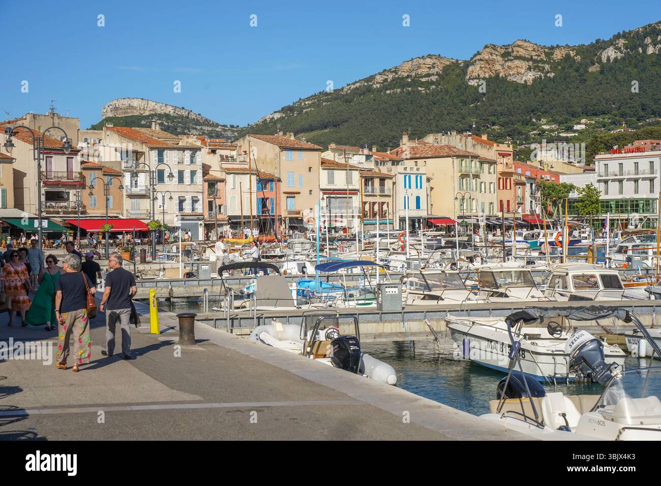 Cassis France, farbenfrohe Gebäude und alter Fischerhafen mit Booten französische mittelmeerstadt Cassis, Provence-Alpes-Cote d'Azur, Var, Frankreich. Stockfoto