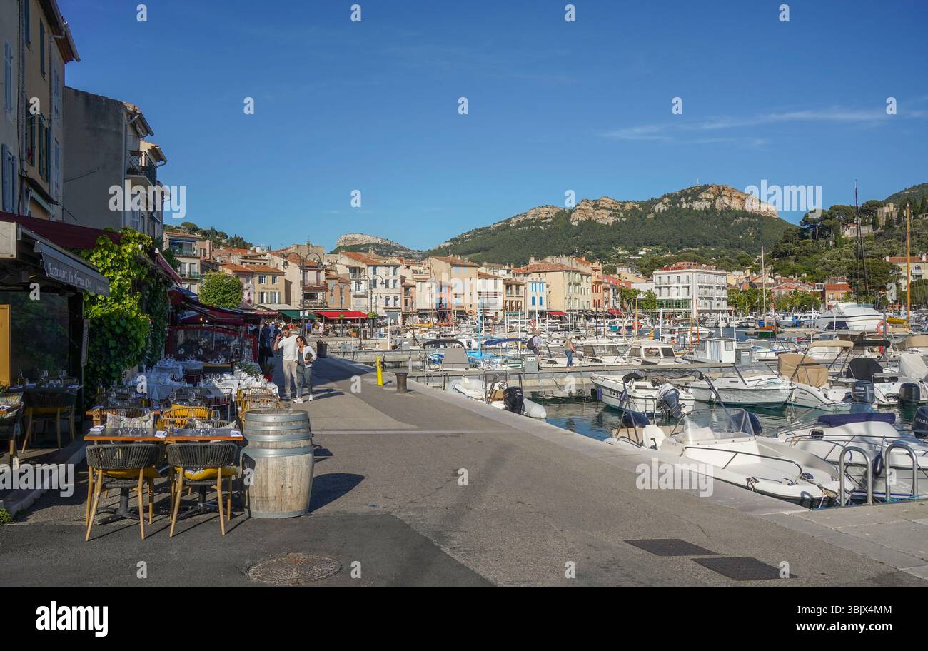 Farbenfrohe Gebäude und alte Fischerboote im Hafen der alten französischen mittelmeerstadt Cassis, Provence-Alpes-Cote d'Azur, Südfrankreich. Stockfoto
