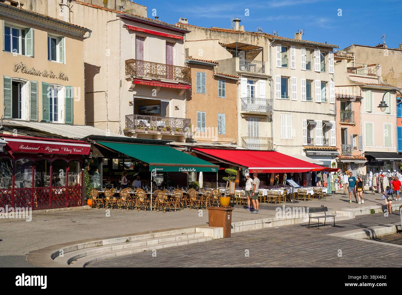 Farbenfrohe Gebäude und im Hafen der alten französischen mittelmeerstadt Cassis, Provence-Alpes-Cote d'Azur, Südfrankreich. Stockfoto