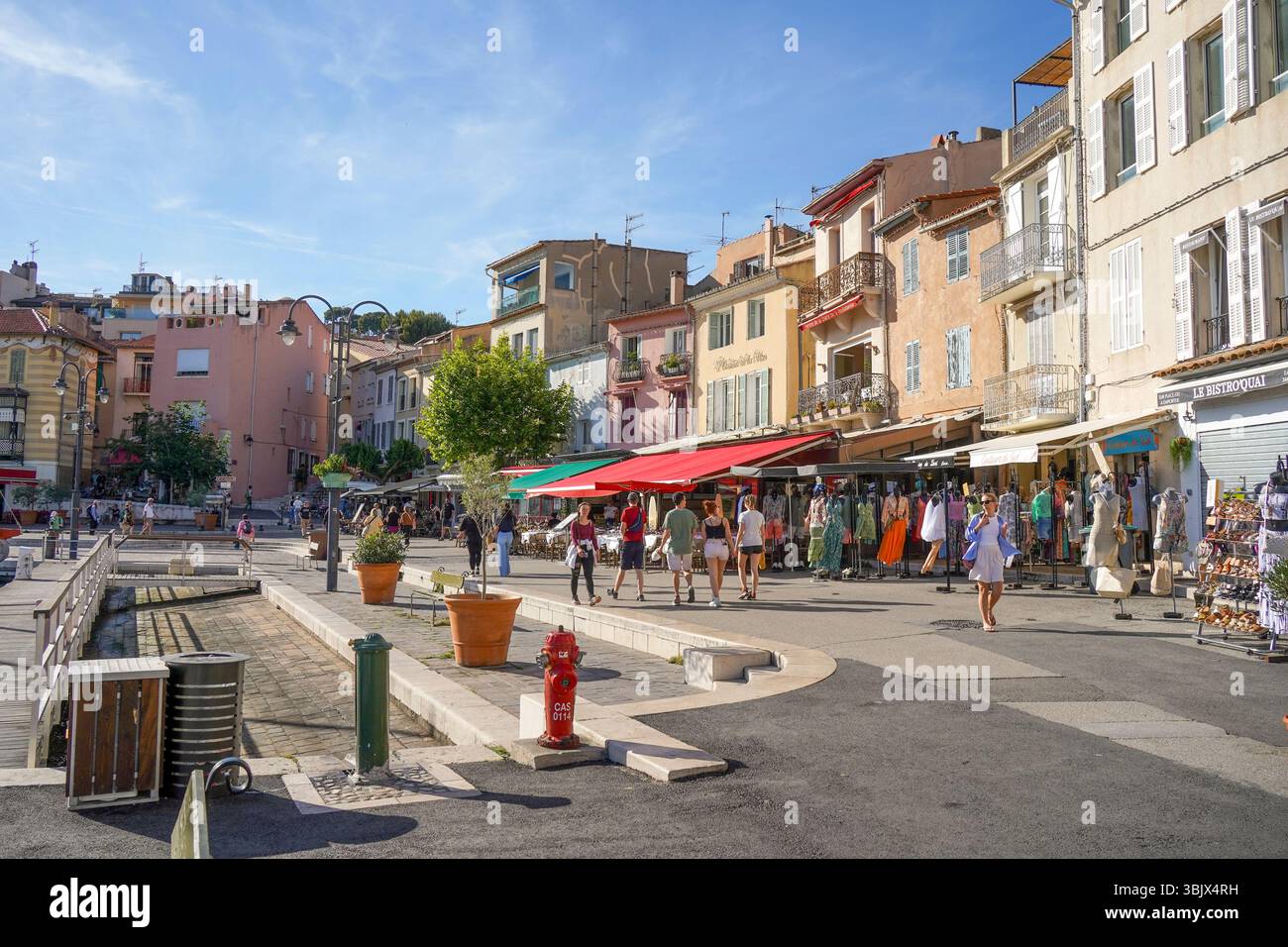 Farbenfrohe Gebäude im Hafen der alten französischen mittelmeerstadt Cassis, Provence-Alpes-Cote d'Azur, Südfrankreich. Stockfoto
