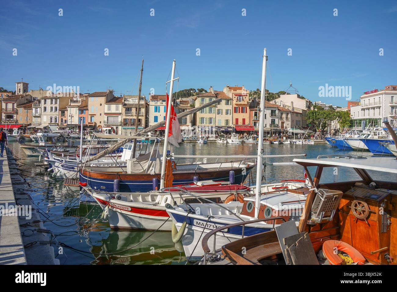 Cassis France, farbenfrohe Gebäude und alter Fischerhafen mit Booten französische mittelmeerstadt Cassis, Provence-Alpes-Cote d'Azur, Var, Frankreich. Stockfoto