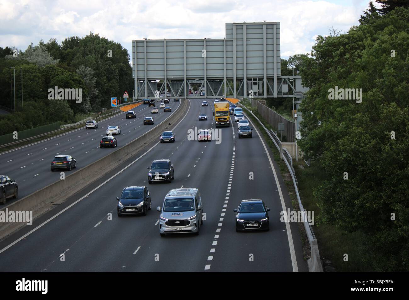 Der Verkehr bewegt sich auf der Autobahn M4 durch Lesen Stockfoto