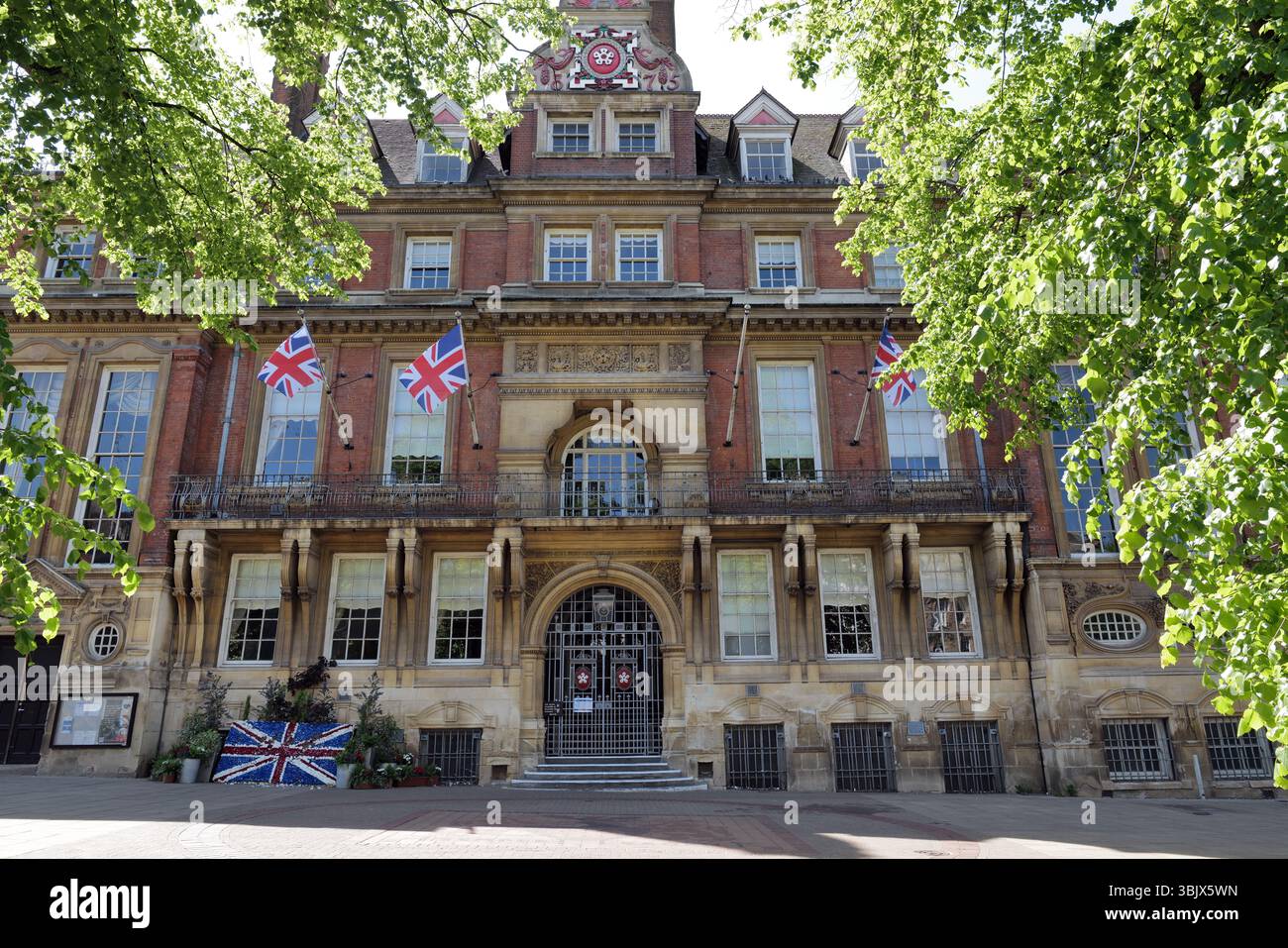 Town Hall Register Office in Leicester City mit Union Jacks anlässlich des 80. Jahrestages der D-Day Feiern. Stockfoto