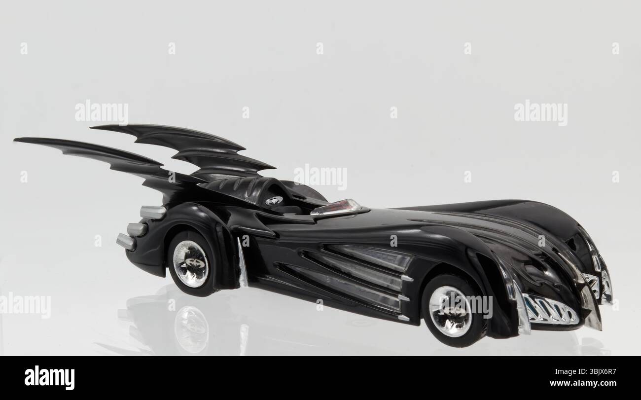 Batmobile-Autostudio, aufgenommen auf weißem Hintergrund mit subtiler Reflexion. Stockfoto