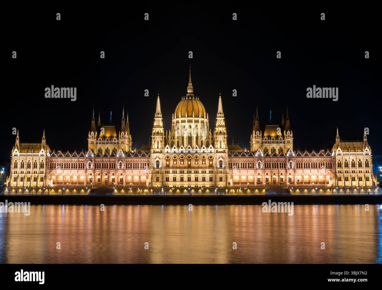 Nächtliches Detail des Parlamentsgebäudes in Budapest, Ungarn Stockfoto